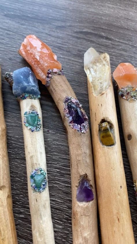 Crystal Wand Diy, Crafts Witchy, Spirit Sticks, Witch Wand, Driftwood Projects, Healing Magic, Diy Wand, Wood Slice Crafts, Healing Wands