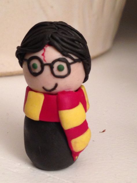 Harry Potter sculpey mini. Used tinfoil inside to limit clay use and speed up bake time. Clay Ideas Harry Potter, Air Dry Clay Harry Potter, Clay Harry Potter, Potters Clay, Clay Figurines, Harry Potter Kids, Diy Air Dry Clay, Clay Sculptures, Clay Figurine