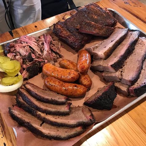 Das BBQ In Georgia Serves A Platter Of Food That’ll Blow You Away Easy Fast Dinner Recipes, Bbq Platter, Restaurant Foods, Georgia Food, Bbq Night, Bbq Plates, Fast Dinner, Bbq Ideas, Barbecue Restaurant