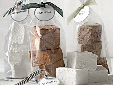 Gourmet Marshmallowscountryliving Coffee Lavender, Gourmet Marshmallows, Fete Ideas, Gourmet Marshmallow, Peppermint Marshmallows, Peppermint Chocolate, Homemade Holiday Gifts, Homemade Food Gifts, Christmas Food Gifts