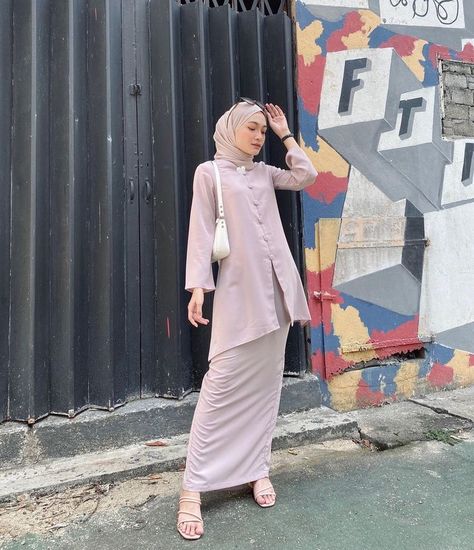 12 OOTD Lebaran yang Cocok untuk Acara Keluarga maupun Teman Raya Outfit Ideas, Malaysian Outfit, Malaysian Hijab Style, Dress Melayu, Malaysian Dress, Raya Outfit, Mix And Match Outfits Hijab, Model Dress Kebaya, Braidsmaid Dresses