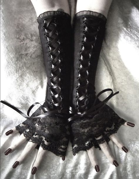 gloves, loving the lace! Honestly don't know where I would ware them, but super cute! Gothic Gloves, Vampire Wedding, Dark Nail, Costumes Couture, Mode Punk, Victorian Goth, Gothic Clothes, Casual Cosplay, Style Rock