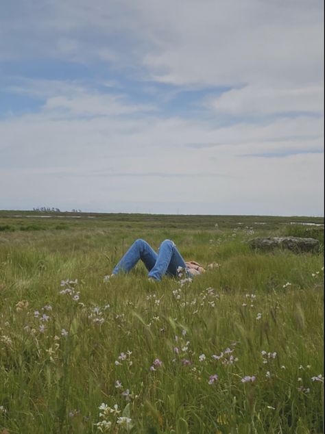 Laying In Flowers Aesthetic, Laying In A Field Of Flowers Aesthetic, Girl In Meadow Aesthetic, Laying Outside Aesthetic, Laying In A Field Aesthetic, Laying Aesthetic, Laying Down In Flowers, Girl In Field Aesthetic, Meadow Outfit