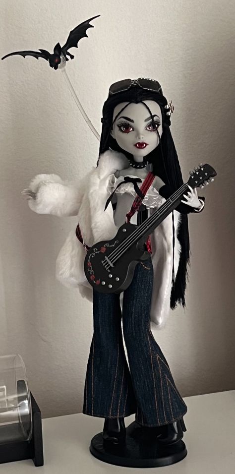 Rochelle Goyle Redesign, Customized Monster High Dolls, Monster High Custom Clothes, Monster High Doll Restyle, Monster High Dolls Aesthetic, Goth Monster High, Ooak Dolls Monster High, Draculaura Restyle, Monster High Restyle