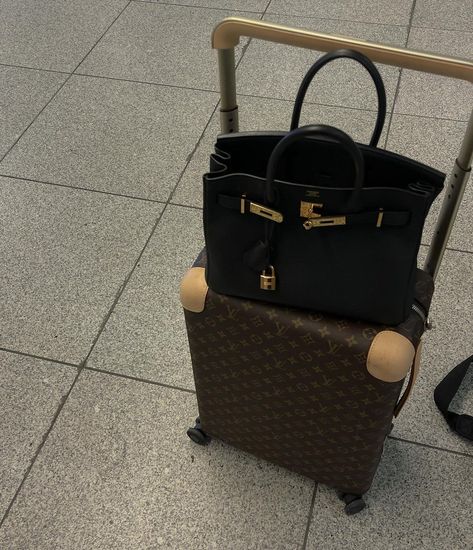 Instagram post by JOSEFINE H. J • Feb 11, 2021 at 1:33pm UTC Lv Luggage, Air Plain, Josefine H J, Plain Girl, Airport Aesthetic, Cute Luggage, Nyc Girl, City Outfits, Hermes Bags