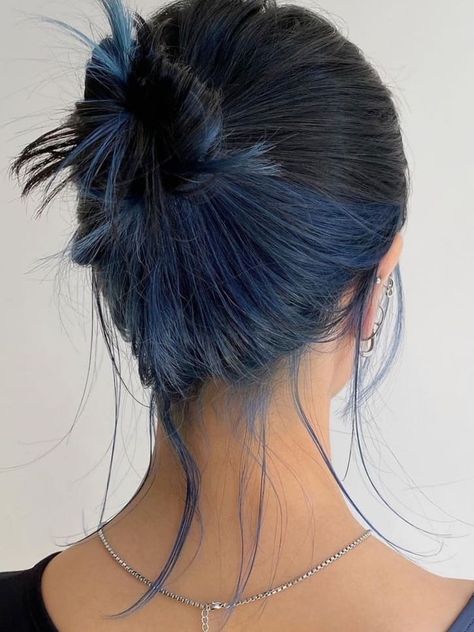 Blue Hair Underneath, Hidden Hair Color, Two Toned Hair, Two Tone Hair, Dark Blue Hair, Korean Hair Color, Hair Color Underneath, Kadeřnické Trendy, Peekaboo Hair