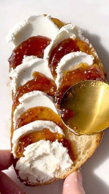 Figs And Goat Cheese Toast, Goat Cheese Aesthetic, Cute Food Photography, Fig On Toast, Fig Jam And Goat Cheese, Brie Toast, Bread With Jam, Fig Toast, Goat Cheese Toast