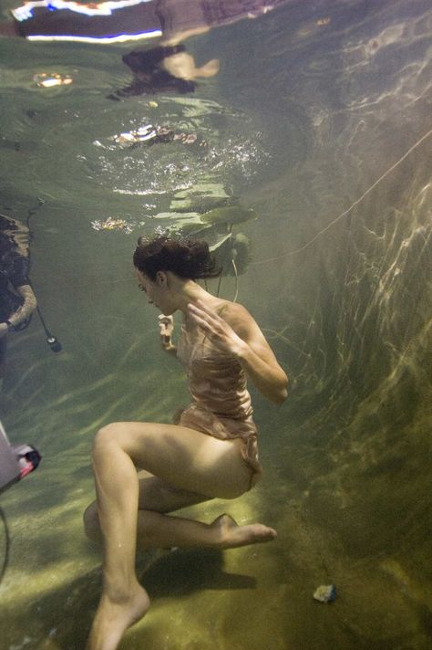 Kiera Knightly, Elizabeth Swann, Underwater Painting, Keira Knightly, Atonement, Under Water, Keira Knightley, Underwater Photography, Period Dramas