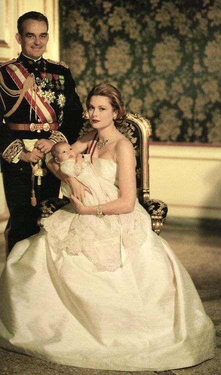 Princess Grace Kelly of Monaco Caroline Von Monaco, Grace Kelly Wedding, Photo Glamour, Newborn Daughter, Grace Kelly Style, Princess Grace Kelly, Prince Rainier, Monaco Royal Family, Estilo Real