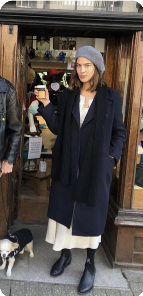 Alexa Chung Dresses, Alexa Chung Style 2022, Alexa Chung Hair 2023, Alexa Chung Street Style 2023, Jcrew Catalog 90s, Italian Winter Style, Alexa Chung 2023, Writer Outfits Aesthetic, Alexa Chung 2022