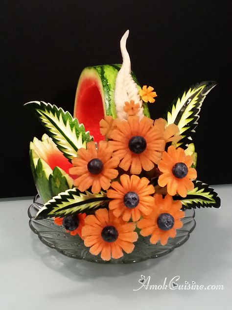 Fruit Carving Ideas, Fruits And Vegetables Images, Veggie Display, Carving Fruit, Fruit Carvings, Watermelon Carving, Decorações Com Comidas, Fruit And Vegetable Carving, Food Sculpture