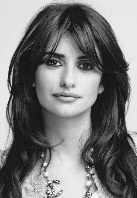 Penelope Cruz Penelope Cruz Movies, Sassy Chic, Felicity Jones, Petite Shorts, Penelope Cruz, Gcse Art, Photography Women, Short Hair Cuts, Dyed Hair