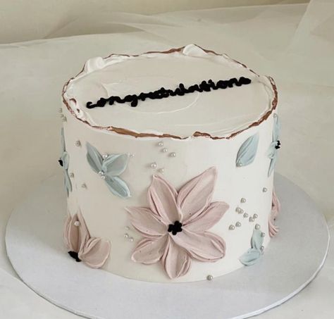 Simple Unique Cake Design, Small Cake Design Birthdays, Simple Cake Designs Birthday Classy, Minimalist Flower Cake, Simple Flower Cake Design, Minimalist Birthday Cake For Women, Congratulations Cake Ideas, Cake Aesthetic Minimalist, Floral Mini Cake