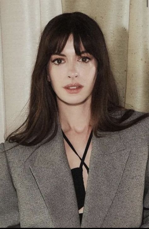 French Long Hair With Bangs, French Bangs Hairstyle, Wide Face Bangs, Straight Long Hair Bangs, Brunette With Fringe, 60s Bangs Long Hair, Long Face Bangs, French Fringe Long Hair, Fringe Brown Hair