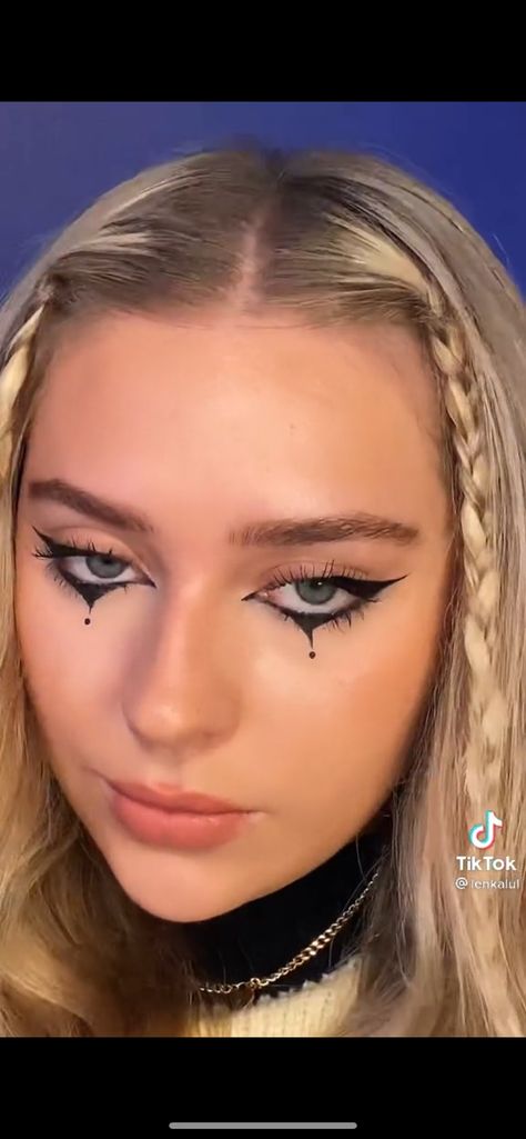 Easy Cute Halloween Makeup, Halloween Eyeliner, Eyeliner Tutorials, Maquillage Halloween Simple, Halloween Hombre, Halloweenský Makeup, Holloween Makeup, Cute Halloween Makeup, Halloween Songs