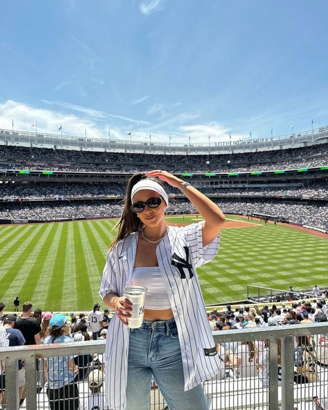 Yankee Outfits Women, Yankee Game Outfit, Yankees Game Outfit, Cute Baseball Game Outfit, Baseball Game Outfit Ideas, New York Yankees Outfit, Game Outfit Ideas, Yankees Outfit, Baseball Game Outfit