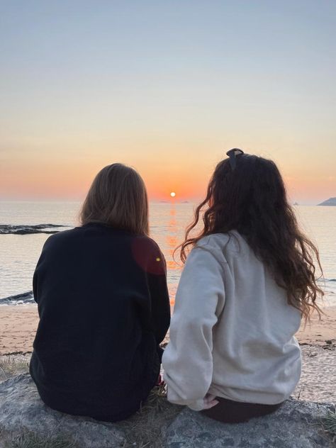 Faceless Friend Pics, Faceless Best Friends Aesthetic, Best Friends Faceless, Blonde And Brunette Best Friends, Best Friends Aesthetic, Two Best Friends, Brunette To Blonde, Best Friend Pictures, Friend Photos