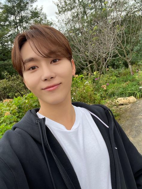 231014 Seungkwan Weverse Update by alltherach_ The post 231014 Seungkwan Weverse Update appeared first on PTKOREA. Seungkwan Selca Cute, Seungkwan Seventeen Selca, Seungkwan Selca, Seungkwan Weverse, Seventeen Selca, Seventeen Weverse, Asian Men's Hairstyles, Seventeen Seungkwan, Vernon Chwe