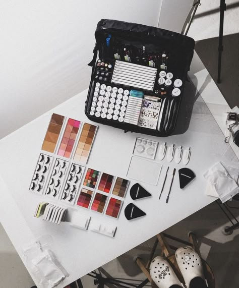 Artist Room Aesthetic, Makeup Artist Room, Makeup Kit Organization, Artist Goals, Makeup Artist Career, Artist Essentials, Makeup Room Design, Full Lips Makeup, Mua Kit