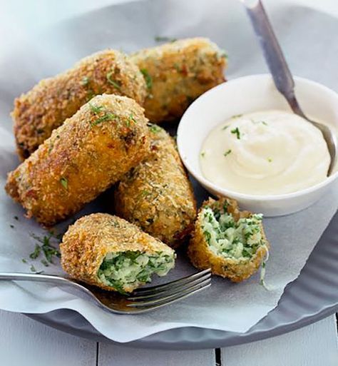 Croquettes de chou-fleur, l'apéro qui conviendra aussi aux végétariens - Cosmopolitan.fr Healthy Breakfast Recipes Clean Eating, Spanish Tapas Recipes, Crispy Oven Fried Chicken, Roasted Garlic Aioli, Tapas Recipes, Spread Recipes, Skirt Steak, Starters Recipes, Fries In The Oven