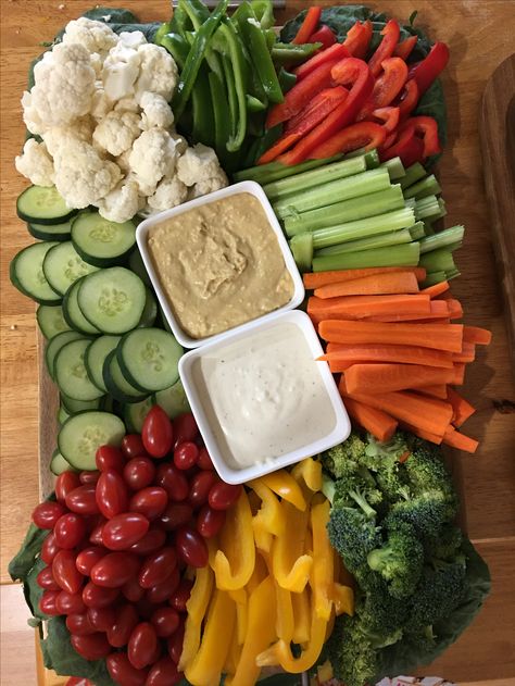 Party Snacks Aesthetic, Mountain Breakfast, Hotel Mountain, Mary Birthday, Fruit Platter Designs, Vegetable Tray, Vegetable Platter, Party Food Buffet, Catering Ideas Food