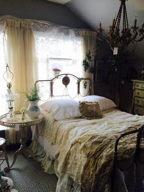 Vintage Bedroom Ideas Victorian, Shabby Chic Decor Bedroom, Vintage Bedroom Decor, Chic Bedroom Decor, Shabby Chic Bedroom, Shabby Chic Bedrooms, Vintage Bedroom, Dreamy Room, Bedroom Vintage