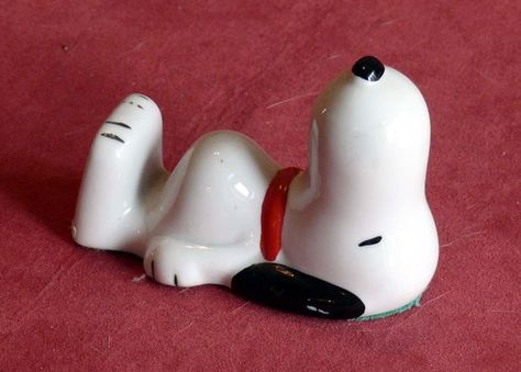 Clay Art Sculptures, Clay Snoopy Diy, Vintage Clay Art, Snoopy Polymer Clay, Snoopy Clay, Snoopy Ceramic Ideas, Snoopy Ceramic, Paper Weights Diy, Snoopy Sculpture