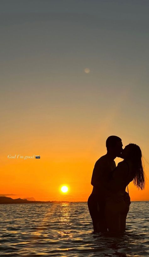 Couple Travel Photos, Couple Beach Pictures, I Have A Boyfriend, Summer Picture Poses, Shotting Photo, Beach Pictures Poses, Beach Photography Poses, Foto Baby, Human Poses Reference