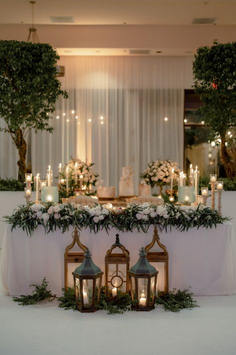 Candlit sweetheart table at this luxury wedding at the Hyatt Regency Grand Reserve. #luxurywedding #weddingreception #sweetheartable #weddinglightingideas #whiteandgreenwedding Bride Groom Table Rustic, Sweetheart Table Outdoor Wedding, Main Table Wedding Decoration Elegant, Wedding Sweet Heart Table Ideas, Christmas Sweetheart Table Wedding, Christmas Wedding Sweetheart Table, Sweet Heart Table Wedding Rustic, Bride Table Decoration, Couples Table Wedding