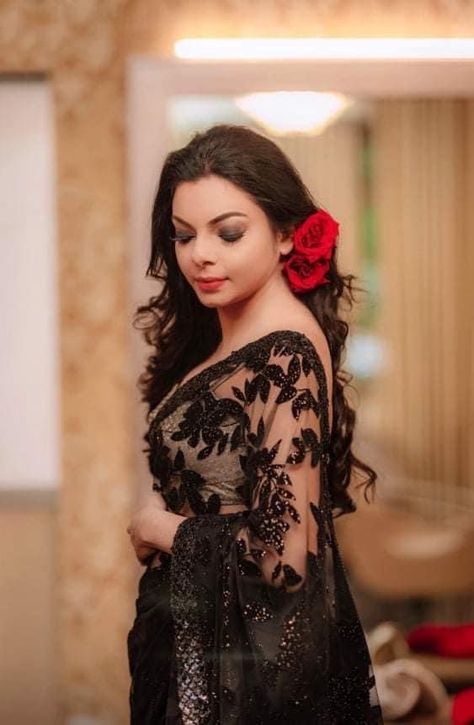 Hairstyles For Black Saree Look, Toddler Twist Hairstyles, Long Hair And Short Hair, Fall Apartment, Bridesmaid Sarees, Sari Wedding, Hair Style On Saree, Flower Bun, Pakistani Bridal Makeup