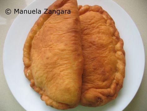 Panzerotti Deep Fried Calzones, Panzarotti Recipe, Panzerotti Recipe, Deep Fried Pizza, Fried Pizza, Pizza Calzone, Bread Ideas, Calzone Recipe, Philly Food