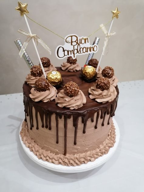 Drip Cake Birthday, Chocolate Cake Cream Cheese, Chocolate Drip Cake Birthday, Chocolate Cake Cream, Chocolate Birthday Cake Decoration, Beautiful Chocolate Cake, Dripping Chocolate, Sophia Cake, Rocher Cake