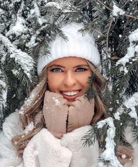 Winter Senior Photography, Winter Portraits Photography, Photo Ski, Winter Snow Photography, Winter Senior Pictures, Couple Photography Winter, Snow Photoshoot, Winter Portraits, Snow Pictures