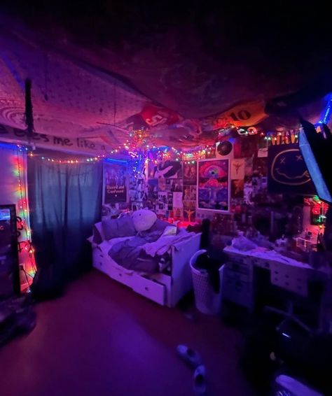 Cozy Hangout Room, Chaotic Room Aesthetic, Teen Hangout Room, Chill Room Ideas, Room Organization Bedroom, Hangout Room, Cool Room Designs, Cool Room Decor, Hippie Room Decor