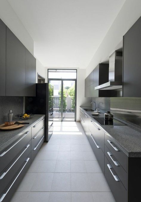 Rectangular Kitchen Ideas, Rectangular Kitchen Layout, Yard Door, Kitchen Styling Modern, Black Kitchen Decor, Rectangular Kitchen, Contemporary Style Kitchen, Kitchen Plan, Kitchen Interior Design Modern