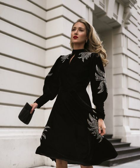 NYC style blogger in Dodo Bar Or velvet dress with embellishments holding small black clutch Black Velvet Midi Dress, Nyc Style, Mode Abaya, Dress Attire, فستان سهرة, Black Clutch, Black Velvet Dress, Style Blogger, Dress With Tie