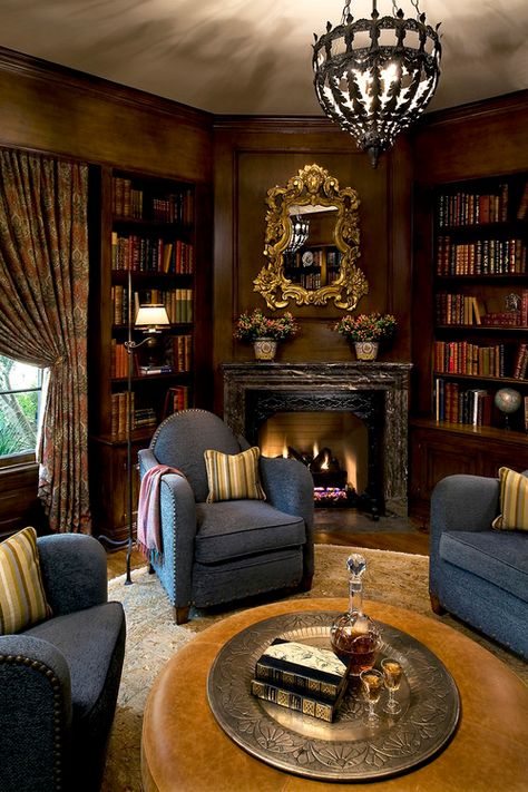 8 Home libraries Sherlock Holmes would feel at home in – SheKnows Victorian Family Room, Home Library Rooms, Traditional Family Room, Style Anglais, Living Room Themes, Library Room, Tuscan Design, Home Library Design, Cozy Living Spaces