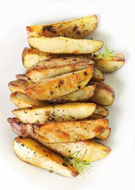 Remodelaholic | 10 Flavorful Potato Wedge Recipes Potato Wedge Recipes, Oven Baked Potato Wedges, Oven Baked Potato, Baked Potato Wedges, Roasted Potato Wedges, Green Tomato Recipes, Potato Wedges Recipe, Vegetable Appetizers, Wedges Recipe