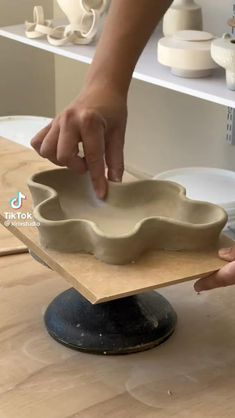 Clay For Beginners Ideas, Easy Clay Pottery Ideas, Beginner Handbuilding Pottery Ideas, Kawaii Ceramics Ideas, Air Dry Clay Kitchen Ideas, Easy Handbuilding Pottery Ideas, Basic Pottery Ideas, Colored Clay Ceramics, Pottery Handbuilding Ideas Clay Projects