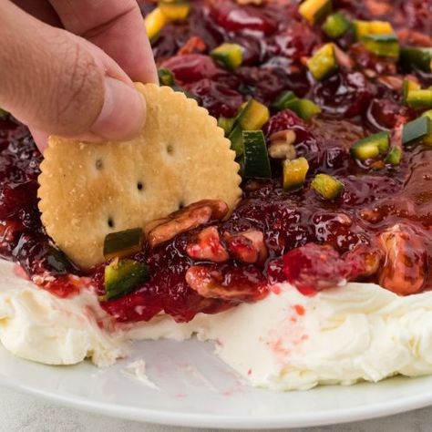 Cranberry Jalapeno Dip Cranberry Jalapeno Dip, Jalapeno Cream Cheese Dip, Cranberry Jalapeño, Amazing Vegetarian Recipes, Bbq Baked Beans, Holiday Meal Planning, Cranberry Salsa, Jalapeno Dip, Holiday Appetizers Easy