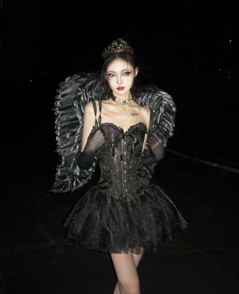 Douyin Halloween Costume, Douyin Halloween, Matching Halloween Costumes For 3, Kpop Halloween Costumes, Unique Hot Halloween Costumes, Royale High Halloween Outfits, Blonde Hair Brunette, Hot Halloween Costumes For Women, Evil Queen Halloween Costume