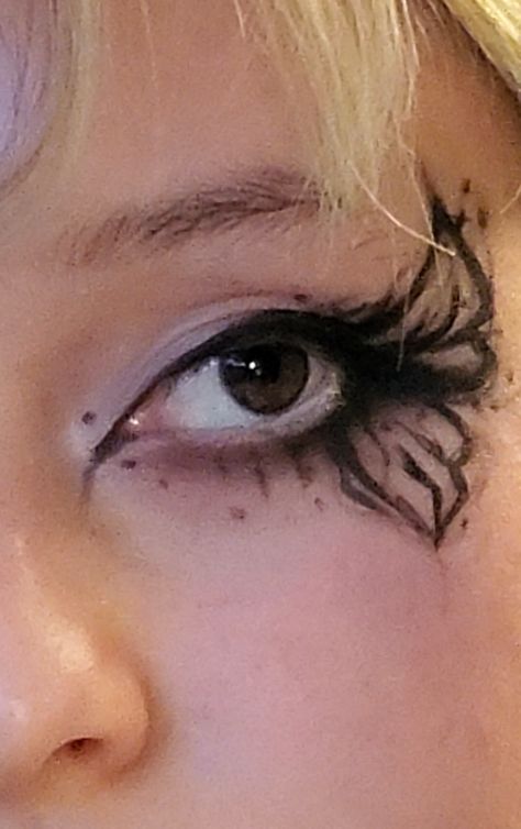 Fairy Wing Eye Makeup, Moth Face Makeup, Moth Makeup Eyes, Butterfly Wings Makeup, Fairy Wings Makeup, Moth Face Paint, Butterfly Eyeliner Hooded Eyes, Dead Fairy Makeup, Butterfly Wing Makeup