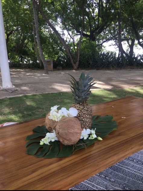 Palm Springs Pool Party, Tropical Centerpieces, Coconut Flower, Fruit Centerpieces, Guanacaste Costa Rica, Party Table Centerpieces, Hawaiian Christmas, Pre Wedding Party, Diy Arrangements