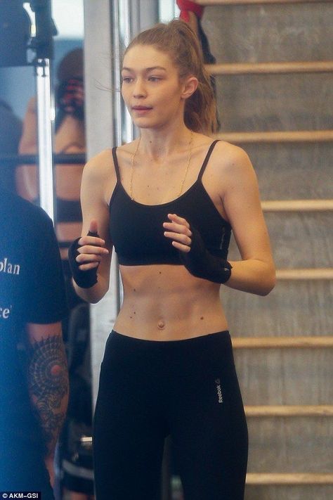 playlist- workout Portfolio Fashion, Pose Model, Gigi Hadid Style, Fitness Home, Ripped Abs, Crop Top And Leggings, Model Pose, Hadid Style, Fitness Inspiration Body