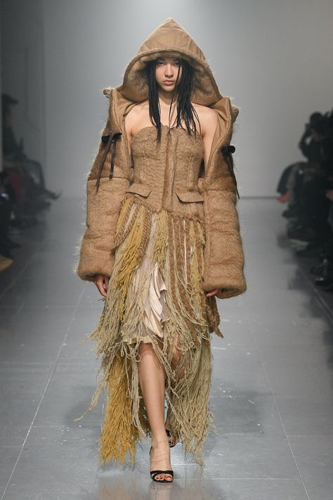 Tree Inspired Fashion, Prehistoric Fashion, Eco Brutalism, Maxi Skirt Tutorial, Aesthetic Airport, Fall 2023 Ready To Wear, 2023 Ready To Wear Collection, Apocalyptic Fashion, 2023 Ready To Wear