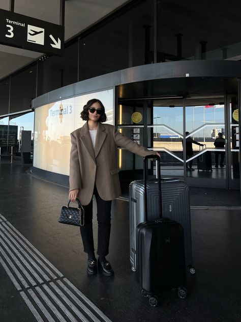 airport outfit, paris, outfit inspo, oversized blazer inspo, oversized blazer, oversized outfit, airport bound, girl airport, Blazer Airport Outfit, Outfit Airport, Outfit Blazer, Oversized Outfit, Style Blazer, On My Way, Oversized Blazer, Airport Style, Airport Outfit