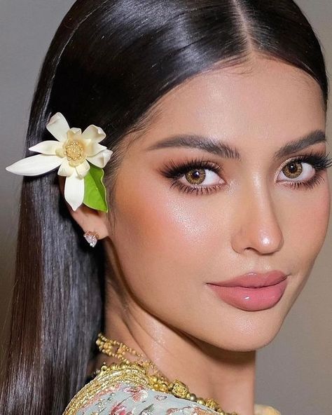 #makeuplover #beautyobsessed #makeuptips #glamgoals #makeupaddict #beautycommunity #makeupinspo #makeupjunkie #makeuplooks #makeupartist Miss Universe 2023, Loy Krathong Festival, Miss Universe Thailand, Pink Lipgloss, Loy Krathong, Pageant Makeup, Thai Traditional Dress, Festival 2023, Pink Lip Gloss