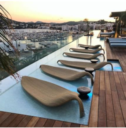 Pool Chaise, Condo Furniture, Mexico House, Luxury Pools, Chaise Lounger, Outdoor Furniture Design, Backyard Pool Designs, Pool Furniture, Beach Chair