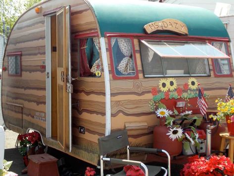 13 Shasta Camper, Tiny Trailers, Vintage Rv, Beach Garden, Vintage Caravans, Cool Campers, Retro Campers, Vintage Travel Trailers, Camping Glamping