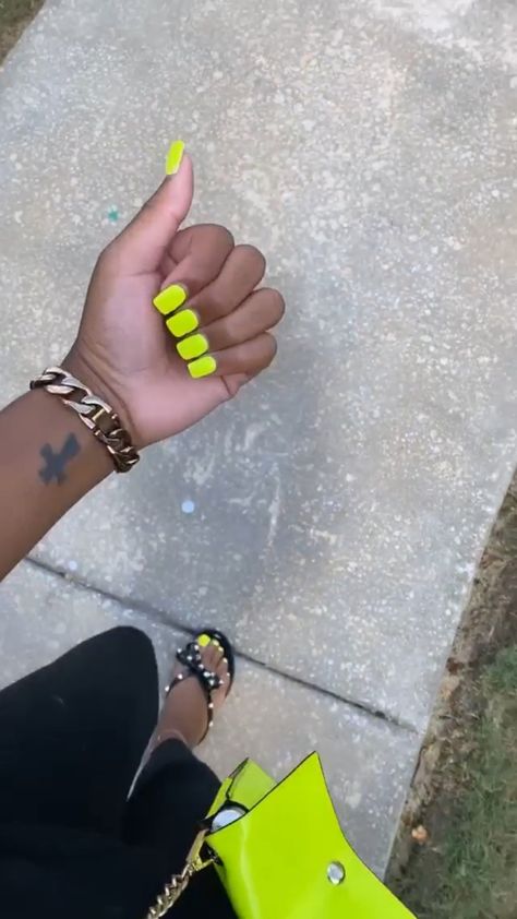 Baddie Yellow Nails, Lime Green Gel Nails, Neon Green Short Nails, Neon Green Toes, Lime Green Short Nails, Short Neon Green Nails, Neon Yellow Acrylic Nails, Neon Color Nails, Boogie Nails